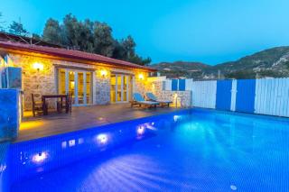 Masal Evi, Yeni Yapılmış Jakuzili ve Havuzlu Balayı Tatil Villası
